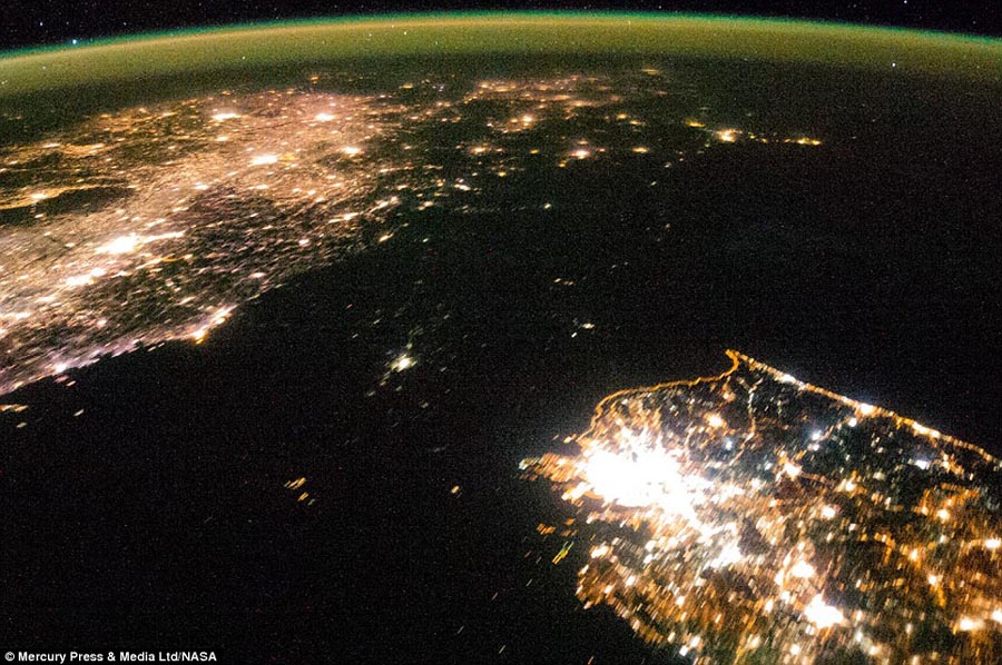 朝鲜半岛夜晚灯光对比明显 南边灯火通明北边漆黑一片